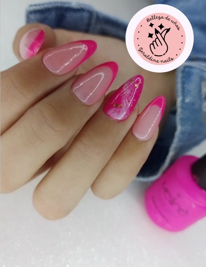 Uñas con diseño abstracto